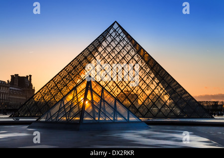 Parigi, Francia - 12 aprile: il museo del Louvre e la piramide durante il tramonto su Aprile 12, 2013 a Parigi, Francia. Foto Stock