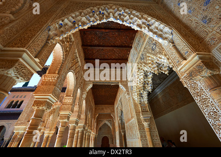 Arabesque architettura moresca del Patio de Los Leones (Corte dei leoni) i Palacios Nazaries, Alhambra. Granada, Spagna Foto Stock