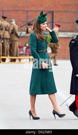 Aldershot, Gran Bretagna. Xvii Mar, 2014. Britains Duchessa Catherine è ospite d'onore di quest'anno irlandese Guardie' il giorno di San Patrizio Parade di Aldershot, Gran Bretagna, 17 marzo 2014. Foto: RPE/ Albert Nieboer -/dpa/Alamy Live News Foto Stock