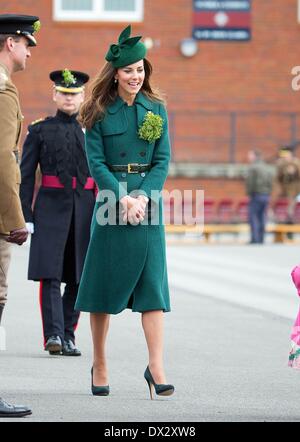 Aldershot, Gran Bretagna. Xvii Mar, 2014. Britains Duchessa Catherine è ospite d'onore di quest'anno irlandese Guardie' il giorno di San Patrizio Parade di Aldershot, Gran Bretagna, 17 marzo 2014. Foto: RPE/ Albert Nieboer -/dpa/Alamy Live News Foto Stock