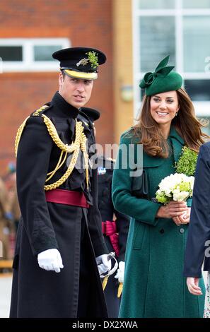 Aldershot, Gran Bretagna. Xvii Mar, 2014. Britains Prince William und Duchessa Catherine sono gli ospiti d'onore di quest'anno al irlandese Guardie' il giorno di San Patrizio Parade di Aldershot, Gran Bretagna, 17 marzo 2014. Foto: RPE/ Albert Nieboer -/dpa/Alamy Live News Foto Stock