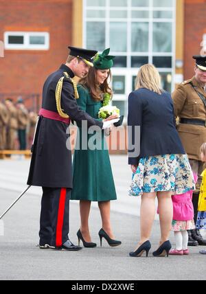 Aldershot, Gran Bretagna. Xvii Mar, 2014. Britains Prince William und Duchessa Catherine sono gli ospiti d'onore di quest'anno al irlandese Guardie' il giorno di San Patrizio Parade di Aldershot, Gran Bretagna, 17 marzo 2014. Foto: RPE/ Albert Nieboer -/dpa/Alamy Live News Foto Stock