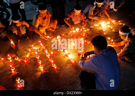 Phnom Penh Cambogia. Xvii Mar, 2014. Luce di persone bastoncini di incenso e candele per pregare per il mancante piano malese in Phnom Penh Cambogia, Marzo 17, 2014. Alcuni 100 popolo cambogiano compresi i monaci buddisti hanno pregato qui lunedì sera per la mancanza della Malaysian Airlines MH370. Credito: Sovannara/Xinhua/Alamy Live News Foto Stock