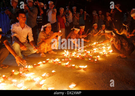 Phnom Penh Cambogia. Xvii Mar, 2014. Luce di persone bastoncini di incenso e candele per pregare per il mancante piano malese in Phnom Penh Cambogia, Marzo 17, 2014. Alcuni 100 popolo cambogiano compresi i monaci buddisti hanno pregato qui lunedì sera per la mancanza della Malaysian Airlines MH370. Credito: Sovannara/Xinhua/Alamy Live News Foto Stock