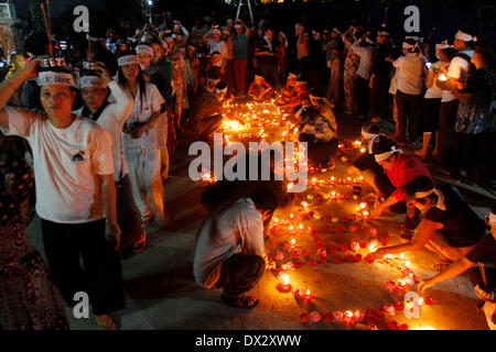 Phnom Penh Cambogia. Xvii Mar, 2014. Luce di persone bastoncini di incenso e candele per pregare per il mancante piano malese in Phnom Penh Cambogia, Marzo 17, 2014. Alcuni 100 popolo cambogiano compresi i monaci buddisti hanno pregato qui lunedì sera per la mancanza della Malaysian Airlines MH370. Credito: Sovannara/Xinhua/Alamy Live News Foto Stock