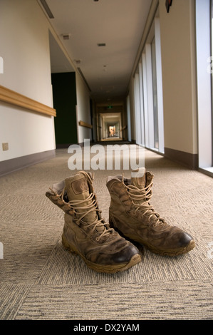 Stivali dell'esercito in ospedale Foto Stock