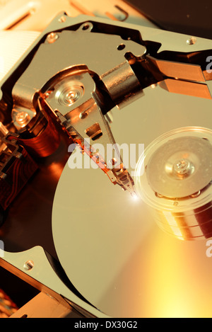 Disco rigido aperto sotto il lavoro con la riflessione della luce Foto Stock