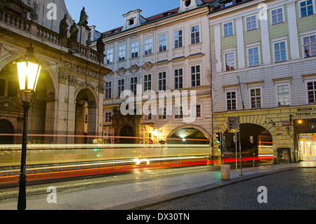 Praga, Repubblica ceca - Sep 07: street view illuminata di notte nella magica città di Praga il Sep 07, 2013 Foto Stock