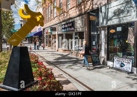 I pedoni a Main Street Mall, Arte all'angolo programma di scultura all'aperto sulla sinistra, Grand Junction, Colorado, STATI UNITI D'AMERICA Foto Stock