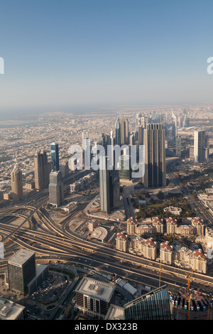 Vista della città di Dubai e grattacieli da in alto la piattaforma di osservazione, il Burj Khalifa, Dubai, Emirati Arabi Uniti, Emirati Arabi Uniti Foto Stock