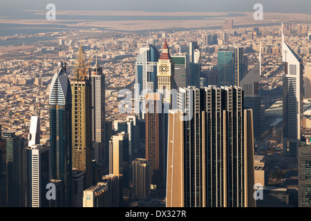Dubai Città grattacieli in un paesaggio urbano visto da in alto Observation Deck, il Burj Khalifa, Dubai, Emirati Arabi Uniti, Emirati Arabi Uniti Foto Stock