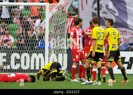 Melbourne, Victoria, Australia. 16 Mar, 2014. Modera divampano durante il round 23 match tra cuore di Melbourne e Wellington Phoenix FC durante l'australiano Hyundai un-League stagione 2013/2014 a AAMI Park, Melbourne, Australia. Credito: Tom Griffiths/ZUMAPRESS.com/Alamy Live News Foto Stock