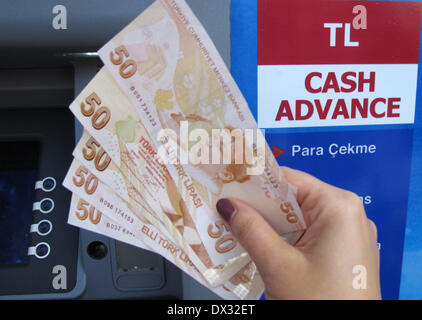 Kas, Turchia. 26 Sep, 2013. (Illustrazione) Una donna può contenere 250 Lira turca in banconote presso un bancomat in Kas, Turchia, 26 settembre 2013. Foto: Jens Kalaene/dpa/Alamy Live News Foto Stock