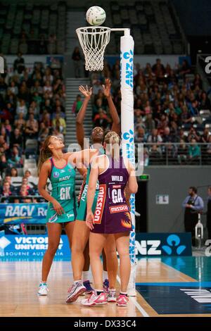 Melbourne, Victoria, Australia. 16 Mar, 2014. ROMELDA AIKEN del QLD Firebirds spara per obiettivo durante il round 1 match tra il Melbourne Vixens v QLD Firebirds a Hisense Arena, Melbourne, Victoria, Australia. QLD Firebirds beat Melbourne Vixens 48-47. © Tom Griffiths/ZUMAPRESS.com/Alamy Live News Foto Stock