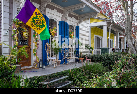 Casa decorata con Mardi Gras accessori in punto di Algeri, un popolare comunità entro la città di New Orleans in Louisiana Foto Stock