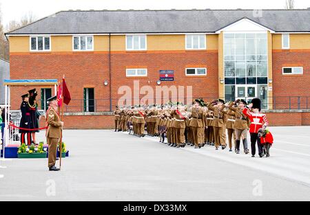 Aldershot, Gran Bretagna. Xvii Mar, 2014. Britains il principe William e la Duchessa Catherine è ospite d'onore di quest'anno irlandese Guardie' il giorno di San Patrizio Parade di Aldershot, Gran Bretagna, 17 marzo 2014. Foto: RPE/ Albert Nieboer -/dpa/Alamy Live News Foto Stock