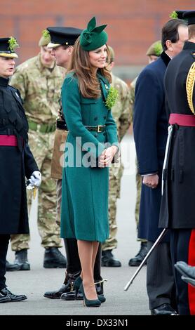 Aldershot, Gran Bretagna. Xvii Mar, 2014. Britains Duchessa Catherine è ospite d'onore di quest'anno irlandese Guardie' il giorno di San Patrizio Parade di Aldershot, Gran Bretagna, 17 marzo 2014. Foto: RPE/ Albert Nieboer -/dpa/Alamy Live News Foto Stock