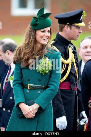 Aldershot, Gran Bretagna. Xvii Mar, 2014. Britains Prince William und Duchessa Catherine sono gli ospiti d'onore di quest'anno al irlandese Guardie' il giorno di San Patrizio Parade di Aldershot, Gran Bretagna, 17 marzo 2014. Foto: RPE/ Albert Nieboer -/dpa/Alamy Live News Foto Stock