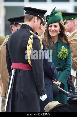 Aldershot, Gran Bretagna. Xvii Mar, 2014. Britains Prince William und Duchessa Catherine sono gli ospiti d'onore di quest'anno al irlandese Guardie' il giorno di San Patrizio Parade di Aldershot, Gran Bretagna, 17 marzo 2014. Foto: RPE/ Albert Nieboer -/dpa/Alamy Live News Foto Stock