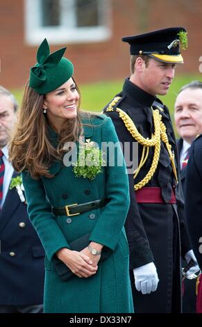 Aldershot, Gran Bretagna. Xvii Mar, 2014. Britains Prince William und Duchessa Catherine sono gli ospiti d'onore di quest'anno al irlandese Guardie' il giorno di San Patrizio Parade di Aldershot, Gran Bretagna, 17 marzo 2014. Foto: RPE/ Albert Nieboer -/dpa/Alamy Live News Foto Stock