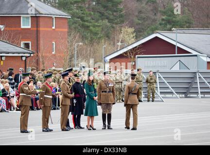 Aldershot, Gran Bretagna. Xvii Mar, 2014. Britains Prince William und Duchessa Catherine sono gli ospiti d'onore di quest'anno al irlandese Guardie' il giorno di San Patrizio Parade di Aldershot, Gran Bretagna, 17 marzo 2014. Foto: RPE/ Albert Nieboer -/dpa/Alamy Live News Foto Stock