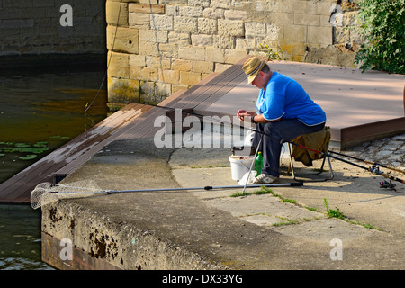 Uomo di pesca sul fiume principale Deutschland de Europa Baviera Bassa Franconia Foto Stock