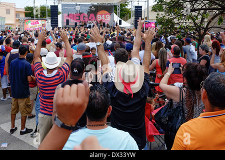 MIAMI - Marzo 9, 2014: persone gode di molti spettacoli dal vivo in corrispondenza di uno degli stadi durante il trentasettesimo Calle Ocho festival, un evento annuale che si svolge in otto Street in Little Havana con molta musica, cibo ed è il più grande partito in città che celebra eredità ispanica. Foto Stock