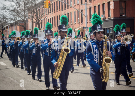 Multietnica high school marching band la parata Irish-American in Park Slope quartiere di Brooklyn Foto Stock