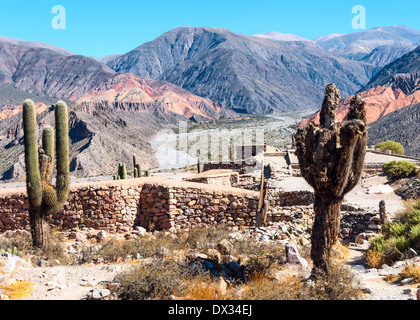 Valle pittoresca della Quebrada de Humahuaca, centrale altipiano andino, Argentina Foto Stock