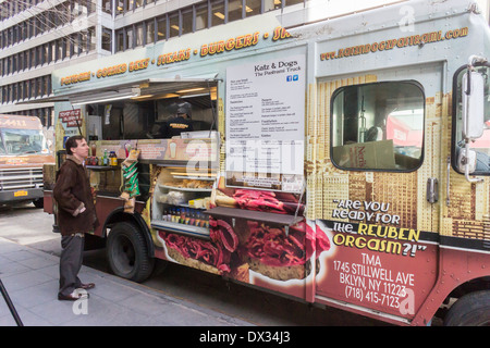 La Katz & Dogz cibo carrello, che serve cibo Kosher-style delicatessen parcheggiato nel centro di Manhattan a New York Foto Stock