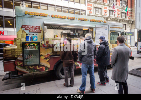 La Katz & Dogz cibo carrello, che serve cibo Kosher-style delicatessen parcheggiato nel centro di Manhattan a New York Foto Stock