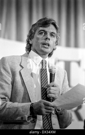 David Icke in un partito dei Verdi conferenza a Wolverhampton Civic Hall, Inghilterra in 1989. Foto Stock