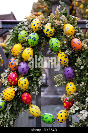 Garland dal dipinto a mano uova multicolori per pasqua, Rothenburg ob der Tauber, Germania Foto Stock