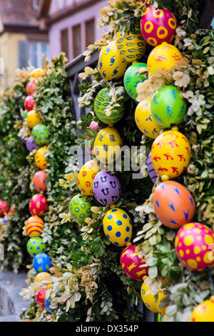 Garland dal dipinto a mano uova multicolori per pasqua, Rothenburg ob der Tauber, Germania Foto Stock