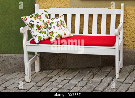Panca romantica con cuscini per esterno Foto Stock