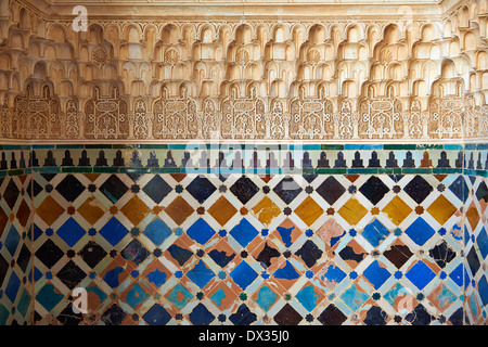 Arabesque moresca di piastrelle in ceramica in gesso scolpito del Palacios Nazaries, Alhambra. Granada, Andalusia, Spagna. Foto Stock