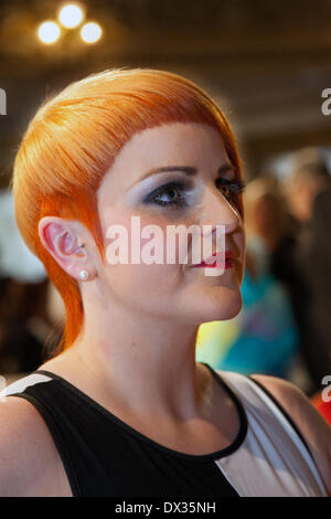 Blackpool 17 marzo, 2014. Fiona McConville, un modello, al Wintergardens Parrucchieri concorsi. Hair & Beauty NW è il nord-ovest è più lunga di grandi capelli e bellezza evento, un luogo di ritrovo per gare emozionanti e detenute dai capelli nazionale russa (N.H.F). La Nazionale Parrucchieri' Federation è un settore commerciale gruppo rappresentanti parrucchiere proprietari nel Regno Unito. © Mar fotografico/Alamy Live Foto Stock