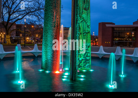 Il Centennial piazza fontana illuminata per la stagione di Natale.-Victoria, British Columbia, Canada. Foto Stock