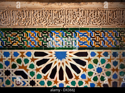 Arabesque moresca di piastrelle in ceramica in gesso scolpito del Palacios Nazaries, Alhambra. Granada, Andalusia, Spagna. Foto Stock