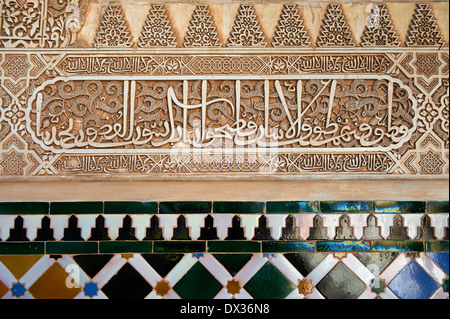 Arabesque moresca di piastrelle in ceramica in gesso scolpito del Palacios Nazaries, Alhambra. Granada, Andalusia, Spagna. Foto Stock