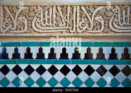 Arabesque moresca di piastrelle in ceramica in gesso scolpito del Palacios Nazaries, Alhambra. Granada, Andalusia, Spagna. Foto Stock