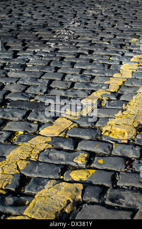 Close-up di una strada e doppie linee di colore giallo a Manchester in Inghilterra, Regno Unito Foto Stock
