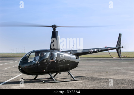 Robinson R44 Raven II, quattro-spia sedile monoposto con motore elicottero con semi-rigida per due pale del rotore principale e skid landing gear Foto Stock