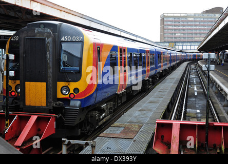 A sud-ovest di treni di classe 450 Desiro UEM 450037 al capolinea stazione marittima, Portsmouth, Hampshire, Inghilterra, Regno Unito Foto Stock