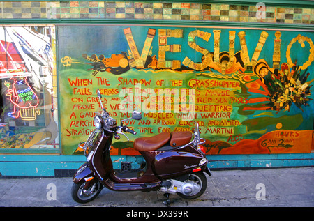 Vespa scooter parcheggiato di fronte dell'opera d'arte storica Vesuvio Cafe in San Francisco Foto Stock