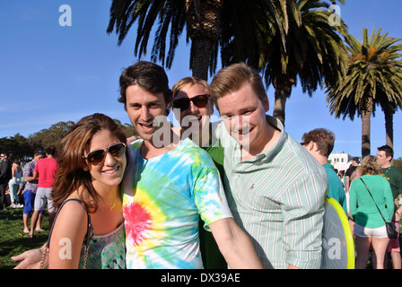 Quattro giovani adulti celebrare la festa di San Patrizio a Fort Mason Foto Stock