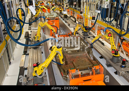 Robot di saldatura sottoscocca sottoscocca e una stazione di rivestimento del Paint shop a Chrysler's Sterling Heights impianto di assemblaggio. Foto Stock