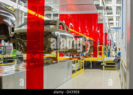 Sterling Heights, Michigan - La Chrysler 200 in Paint shop a Chrysler's Sterling Heights impianto di assemblaggio. Foto Stock