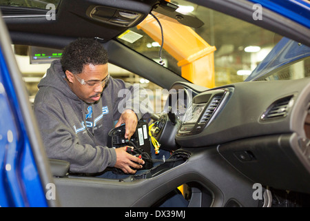 Sterling Heights, Michigan - Chrysler's Sterling Heights impianto di assemblaggio, dove la Chrysler 200 è assemblato. Foto Stock