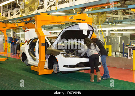 Sterling Heights, Michigan - Chrysler's Sterling Heights impianto di assemblaggio, dove la Chrysler 200 è assemblato. Foto Stock